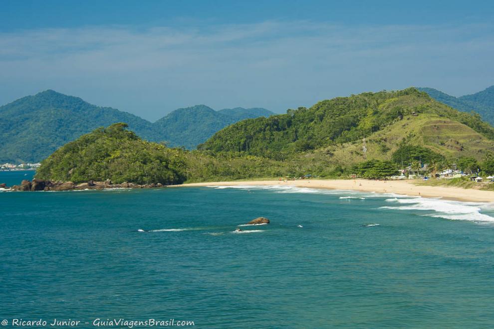 Imagem do mar lindo e azulado da Praia Vermelha do Norte.